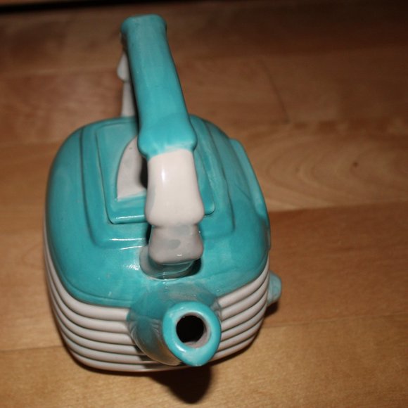 A vintage retro teapot - Picture 5 of 10